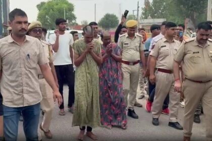 बोलेरो से सांड की हत्या, दो आरोपी गिरफ्तार – महिलाओं का भेष बनाकर खेतों में छिपे, पुलिस ने आधा मुंडन कर निकाला जुलूस IMG 20251003 WA0020