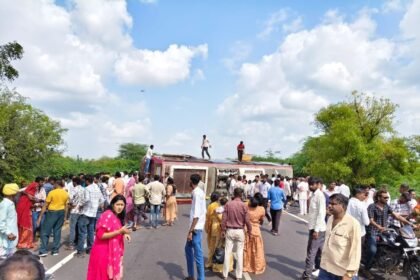 बालोतरा के कल्याणपुर में यात्रियों से भरी बस पलटी: एक युवक की मौत, 18 घायल; ड्राइवर का कंट्रोल बिगड़ने के बाद हुआ हादसा IMG 20251005 WA0049