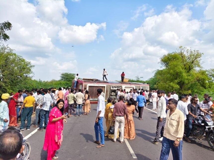 बालोतरा के कल्याणपुर में यात्रियों से भरी बस पलटी: एक युवक की मौत, 18 घायल; ड्राइवर का कंट्रोल बिगड़ने के बाद हुआ हादसा IMG 20251005 WA0049