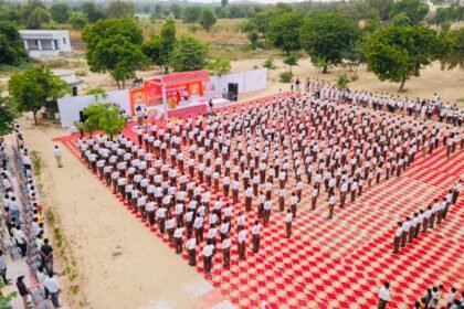 संघ शताब्दी वर्ष के अवसर पर निकला पथ संचालन और मनाया विजयादशमी उत्सव IMG 20251006 WA0021