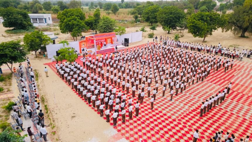 संघ शताब्दी वर्ष के अवसर पर निकला पथ संचालन और मनाया विजयादशमी उत्सव IMG 20251006 WA0021