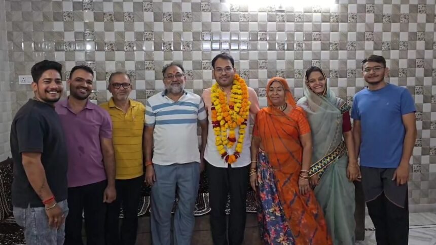 पिता हैं 42 साल से जनरेटर मिस्त्री, RPSC में बेटा बना टॉपर; अब बनेगा अधिकारी... IMG 20251018 WA0004