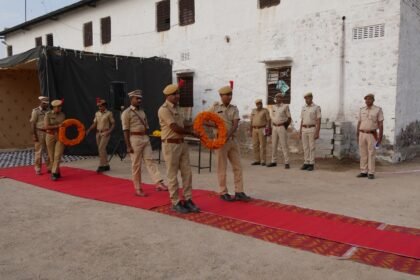 पुलिस अधीक्षक कार्यालय में पुलिस शहीद दिवस कार्यक्रम आयोजित, जवानों, सेवानिवृत अधिकारी/कर्मचारीगण एवं शहीदों के परिवारजन ने पुष्प अर्पित कर दी श्रद्धांजलि IMG 20251021 WA0055