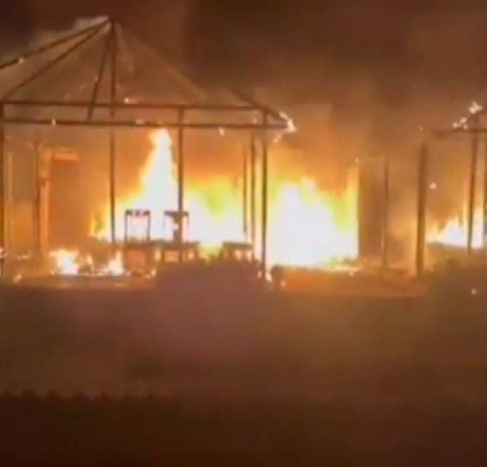 जैसलमेर के सम सैंड ड्यून्स में भीषण आग: जैन टेंट एम्पायर रिसोर्ट के कई टेंट जलकर राख IMG 20251031 WA0007