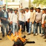 एनएसयूआई छात्रों की गिरफ्तारी के विरोध में कांग्रेस ने किया पुतला दहन, जिला कलेक्टर को सौंपा ज्ञापन IMG 20251007 173654