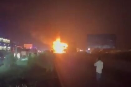 जयपुर-अजमेर हाईवे पर भयावह हादसा: एलपीजी सिलेंडर से भरे ट्रक में लगी आग, धमाकों से दहला इलाका, दो की मौत, कई घायल IMG 20251008 112209
