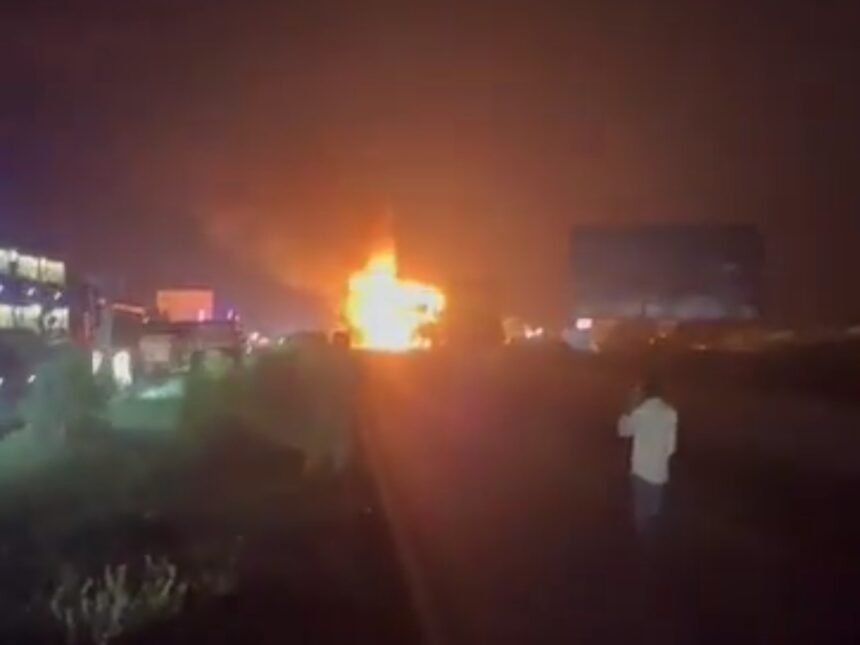 जयपुर-अजमेर हाईवे पर भयावह हादसा: एलपीजी सिलेंडर से भरे ट्रक में लगी आग, धमाकों से दहला इलाका, दो की मौत, कई घायल IMG 20251008 112209