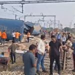 श्रीमाधोपुर में मालगाड़ी दुर्घटना से रेल यातायात ठप: 36 से अधिक डिब्बे पटरी से उतरे, ट्रैक बहाली में जुटा रेलवे प्रशासन IMG 20251008 16315202