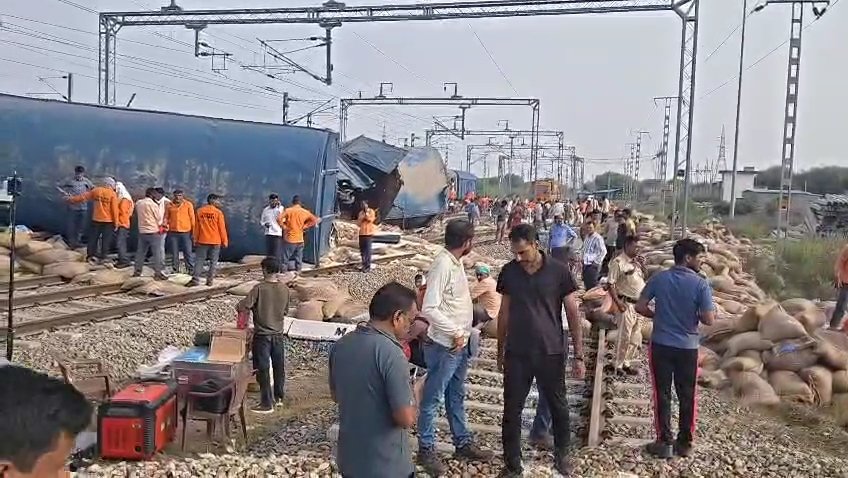 श्रीमाधोपुर में मालगाड़ी दुर्घटना से रेल यातायात ठप: 36 से अधिक डिब्बे पटरी से उतरे, ट्रैक बहाली में जुटा रेलवे प्रशासन IMG 20251008 16315202