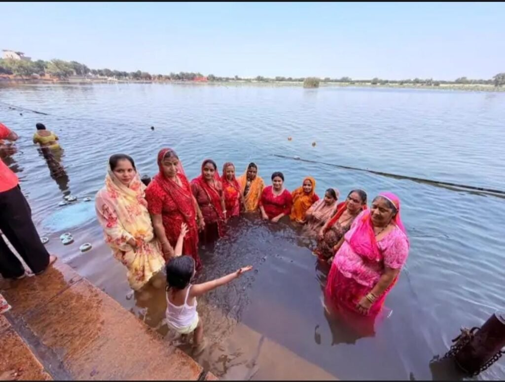 फलोदी बस हादसा: एक ही परिवार की 6 महिलाएं व 1 बच्चे सहित 15 लोगों की दर्दनाक मौत, गांव में पसरा मातम: धरना समाप्त, मृतकों के परिजनों को 10 लाख घायलों को 2 लाख तक का मुआवजा 3 फलोदी बस हादसा: एक ही परिवार की 6 महिलाएं व 1 बच्चे सहित 15 लोगों की दर्दनाक मौत, गांव में पसरा मातम: धरना समाप्त, मृतकों के परिजनों को 10 लाख घायलों को 2 लाख तक का मुआवजा 1001614176