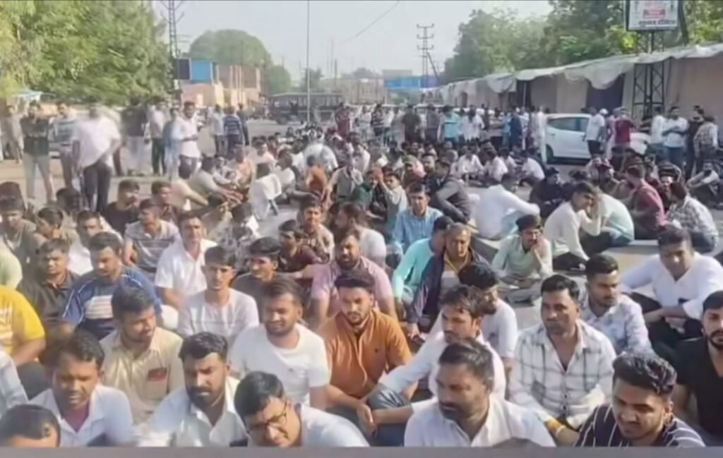 फलोदी बस हादसा: एक ही परिवार की 6 महिलाएं व 1 बच्चे सहित 15 लोगों की दर्दनाक मौत, गांव में पसरा मातम: धरना समाप्त, मृतकों के परिजनों को 10 लाख घायलों को 2 लाख तक का मुआवजा 4 फलोदी बस हादसा: एक ही परिवार की 6 महिलाएं व 1 बच्चे सहित 15 लोगों की दर्दनाक मौत, गांव में पसरा मातम: धरना समाप्त, मृतकों के परिजनों को 10 लाख घायलों को 2 लाख तक का मुआवजा 1001614269