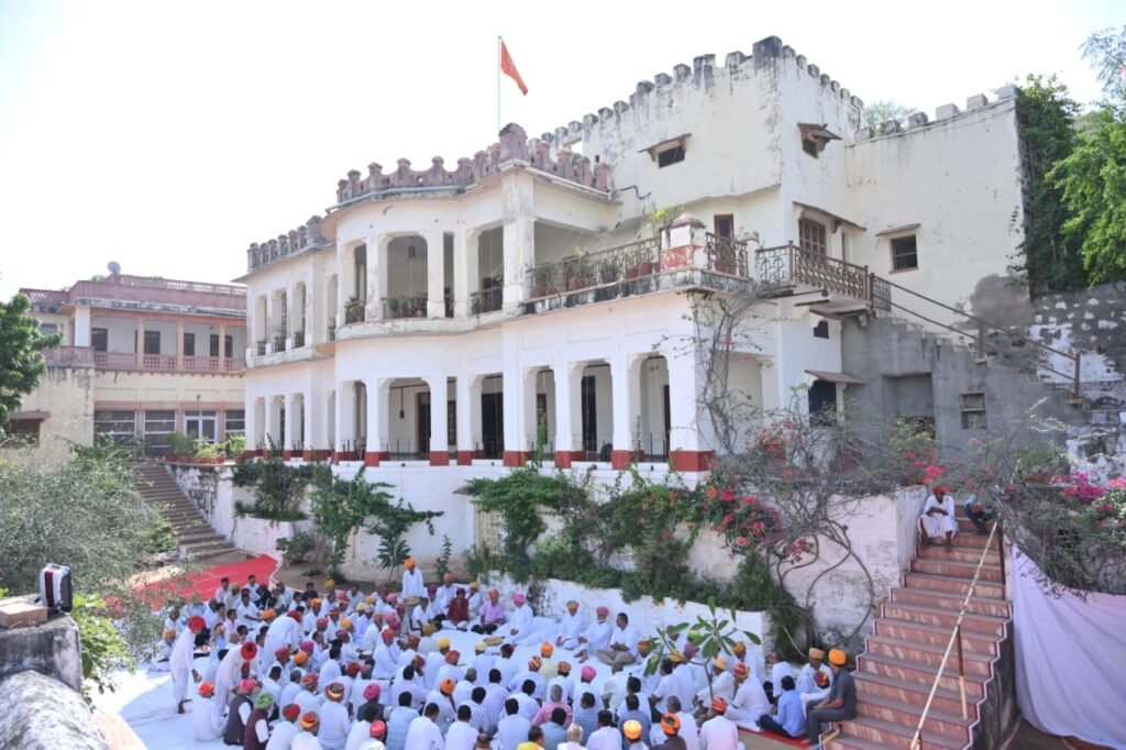 रावलगढ़ जसोल में दीपावली स्नेह मिलन का भव्य एवं गौरवशाली आयोजन, बालोतरा जिला राजपूत समाज का अद्वितीय संगम 2 रावलगढ़ जसोल में दीपावली स्नेह मिलन का भव्य एवं गौरवशाली आयोजन, बालोतरा जिला राजपूत समाज का अद्वितीय संगम 1001628040