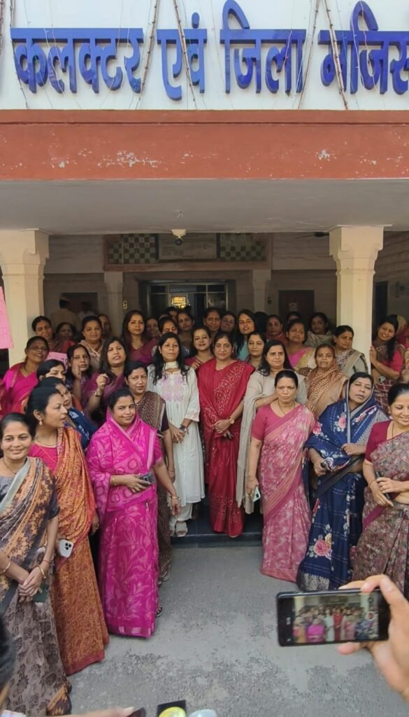 धूल, गड्ढे और खतरा… जीवन मुश्किल: महिलाओं ने कलेक्टर को सौंपा ज्ञापन 1001661403