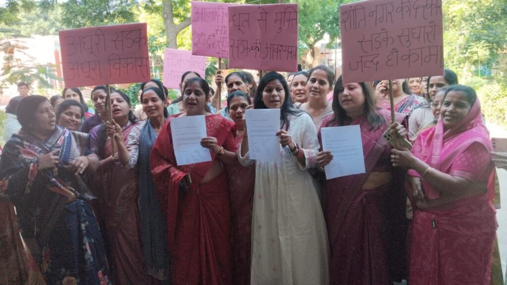 धूल, गड्ढे और खतरा… जीवन मुश्किल: महिलाओं ने कलेक्टर को सौंपा ज्ञापन 1001661407