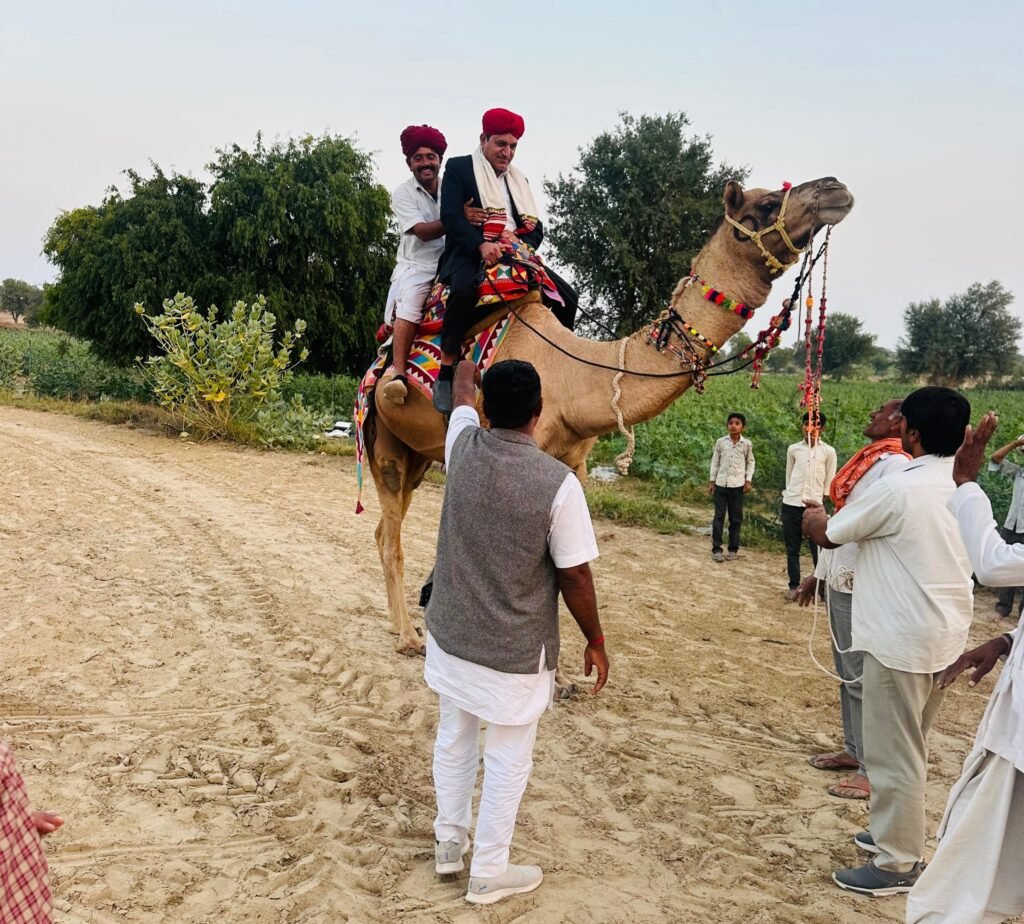 रेतीले धोरों में कई किलोमीटर पैदल चलकर एसआईआर कार्यक्रम को सफल बना रहे बीएलओ 1001702776