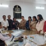 धूल, गड्ढे और खतरा… जीवन मुश्किल: महिलाओं ने कलेक्टर को सौंपा ज्ञापन IMG 20251114 WA0092