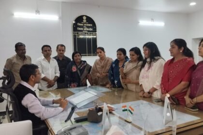 धूल, गड्ढे और खतरा… जीवन मुश्किल: महिलाओं ने कलेक्टर को सौंपा ज्ञापन IMG 20251114 WA0092