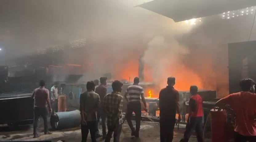 औद्योगिक क्षेत्र तृतीय चरण में फैक्ट्री में भीषण आग, लाखों का माल राख IMG 20251125 WA0010