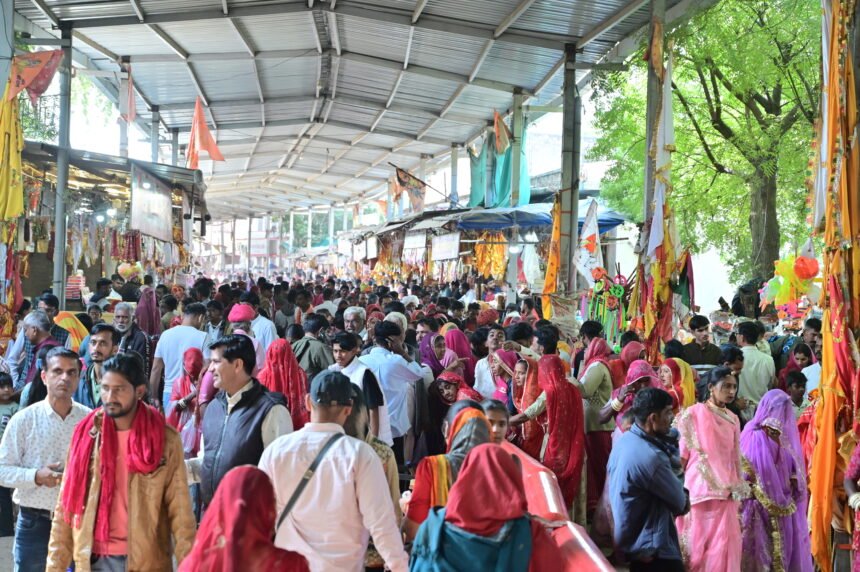 जसोलधाम मार्गशीर्ष शुक्ल त्रयोदशी महोत्सव दिव्य आरती, रात्रि जागरण और आध्यात्मिक आस्था का अलौकिक वातावरण DSC 0114