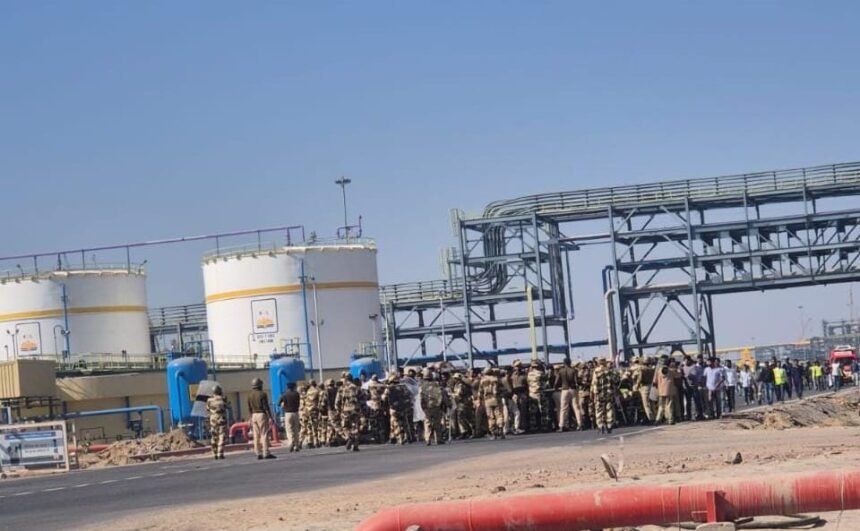 सिक्योरिटी गार्ड से मारपीट के मामले ने बढ़ाया तनाव, पचपदरा रिफाइनरी में विरोध प्रदर्शन IMG 20251230 WA0008