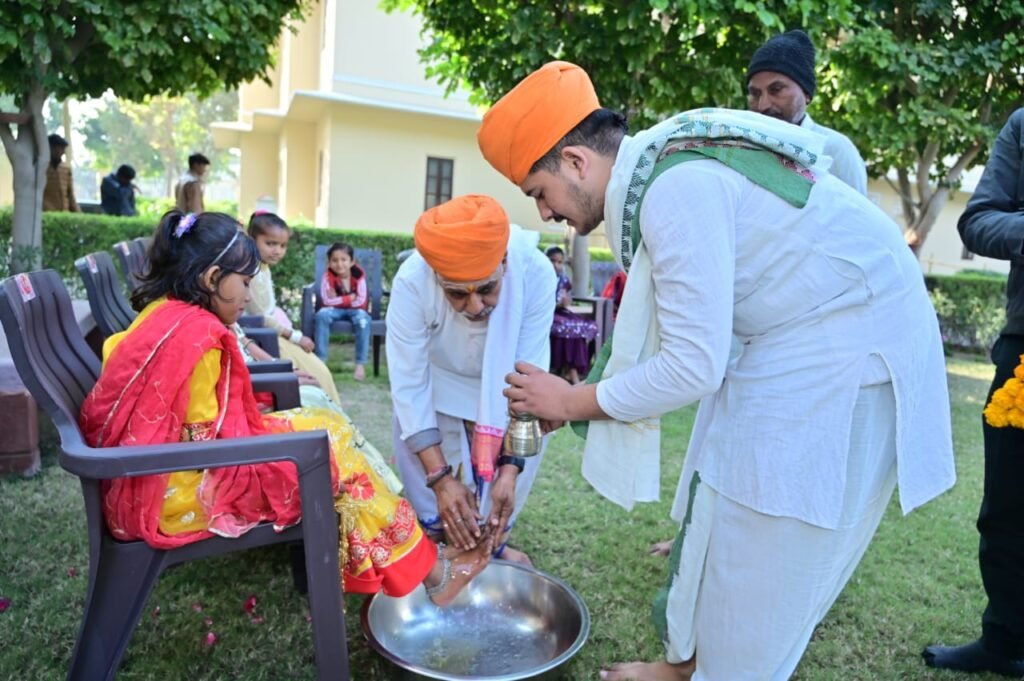 जसोलधाम में गुप्त नवरात्रा का शुभारंभ, घट स्थापना के साथ शुरू हुई विशेष पूजा-अर्चना, कन्या पूजन व श्रद्धालुओं की भारी भीड़ 1001935826