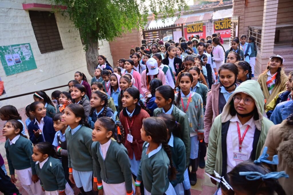 गणतंत्र दिवस पर 25 विद्यालयों में 6572 विद्यार्थियों को मां जसोल का पावन प्रसाद 5 गणतंत्र दिवस पर 25 विद्यालयों में 6572 विद्यार्थियों को मां जसोल का पावन प्रसाद 1001972611