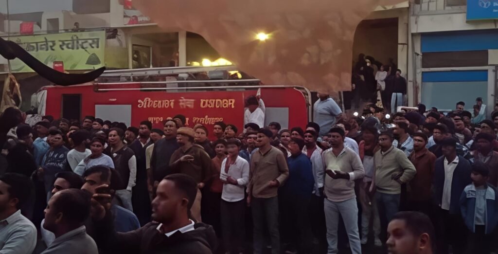 Balotra News: सिवाना में कपड़ों की दुकान में आग, लाखों का नुकसान, फायर ब्रिगेड की देरी पर सवाल 2 Balotra News: सिवाना में कपड़ों की दुकान में आग, लाखों का नुकसान, फायर ब्रिगेड की देरी पर सवाल 1001976481