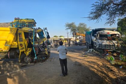 सिणधरी–बाड़मेर सड़क पर ट्रकों की आमने-सामने भिड़ंत, दो घायल, एक की हालत गंभीर IMG 20260107 WA0011