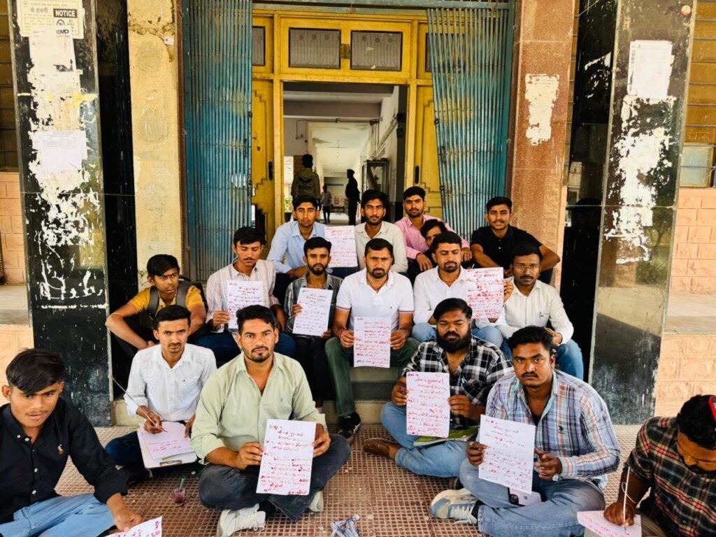 एमबीआर कॉलेज भूमि विवाद पर छात्रों का अनोखा विरोध, खून से लिखा पत्र भेजा मुख्यमंत्री को 1002072733