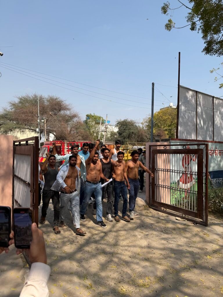 एमबीआर कॉलेज भूमि आवंटन के विरोध में उग्र प्रदर्शन, छात्रों ने अर्धनग्न होकर जताया रोष 2 एमबीआर कॉलेज भूमि आवंटन के विरोध में उग्र प्रदर्शन, छात्रों ने अर्धनग्न होकर जताया रोष 1002100572