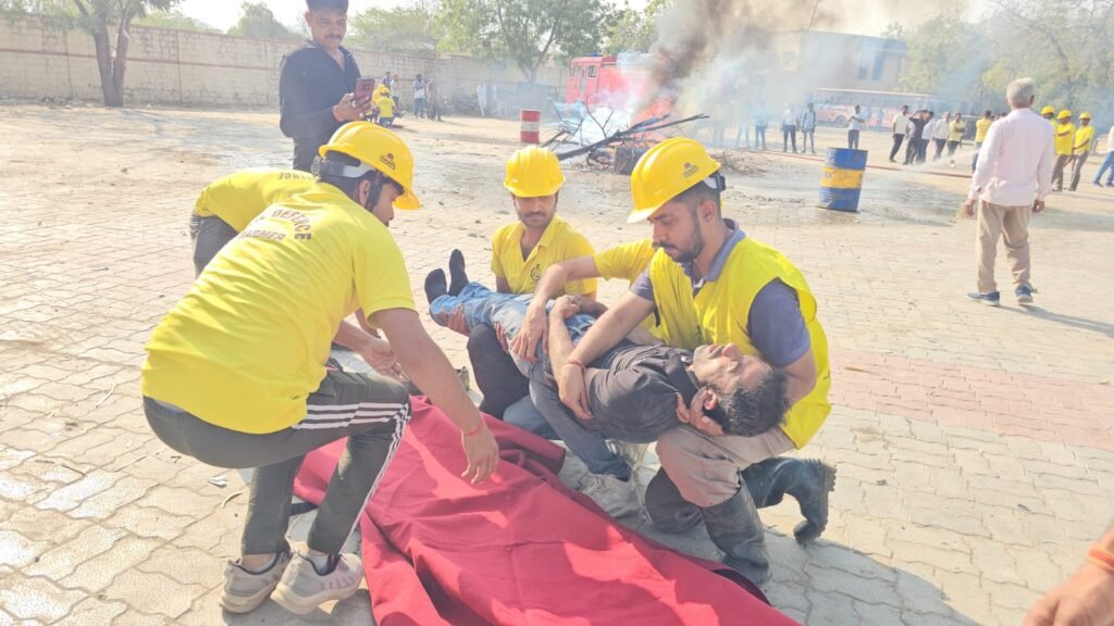 मॉक ड्रिल: बाड़मेर रोडवेज बस स्टैंड पर आगजनी 2 मॉक ड्रिल: बाड़मेर रोडवेज बस स्टैंड पर आगजनी 1002103180