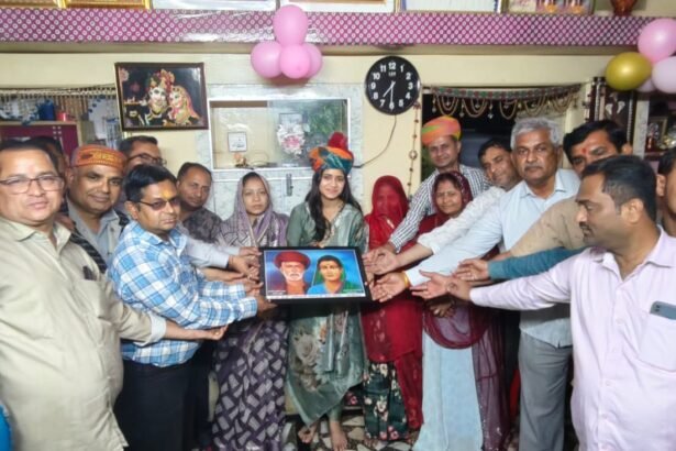 अमेरिका से पायलट प्रशिक्षण लेकर लौटी आयशा पंवार का माली सैनी अधिकारी–कर्मचारी संघ ने किया भव्य स्वागत 1003525517