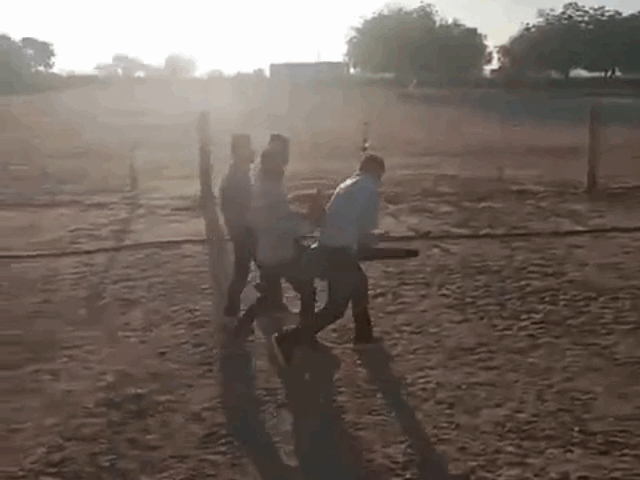 बाड़मेर में एग्जाम सेंटर से 12वीं छात्र का दिनदहाड़े अपहरण, नाखून उखाड़ बेरहमी से पीटा; लहूलुहान हालत में सड़क पर फेंका, वीडियो वायरल GIF 20260224 111118