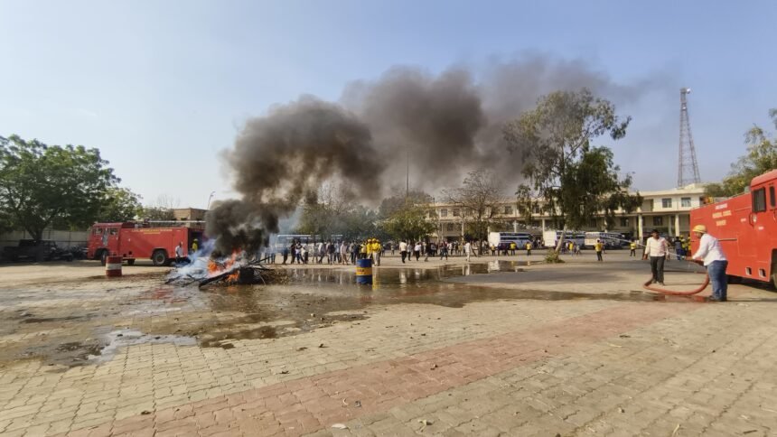 मॉक ड्रिल: बाड़मेर रोडवेज बस स्टैंड पर आगजनी 1 मॉक ड्रिल: बाड़मेर रोडवेज बस स्टैंड पर आगजनी IMG 20260227 WA0017