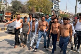 एमबीआर कॉलेज भूमि आवंटन के विरोध में उग्र प्रदर्शन, छात्रों ने अर्धनग्न होकर जताया रोष IMG 20260226 195205