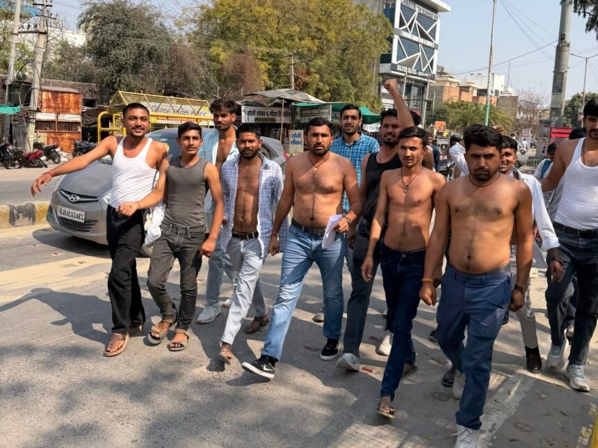 एमबीआर कॉलेज भूमि आवंटन के विरोध में उग्र प्रदर्शन, छात्रों ने अर्धनग्न होकर जताया रोष 1 एमबीआर कॉलेज भूमि आवंटन के विरोध में उग्र प्रदर्शन, छात्रों ने अर्धनग्न होकर जताया रोष IMG 20260226 195205