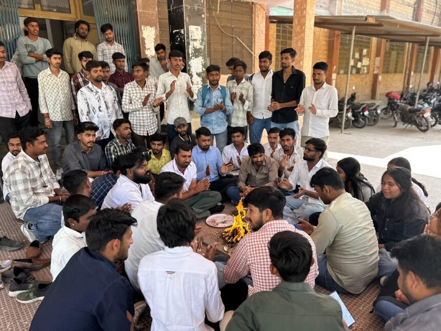 एमबीआर कॉलेज की भूमि पर सरकारी कार्यालय प्रस्ताव का विरोध तेज, छात्रों ने किया सद्बुद्धि यज्ञ d73e848e 8fd6 4099 8337 b2583bb3dbbb