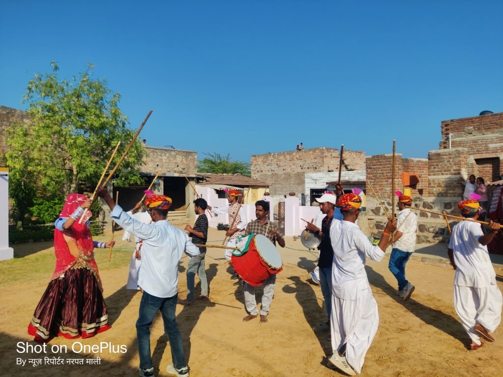 धूमधाम के साथ हुआ होलिका दहन, गेरियों ने चंग की थाप पर जमकर मचाई धूम 1002124802