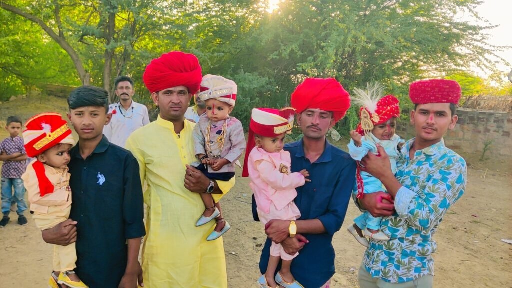 धूमधाम के साथ हुआ होलिका दहन, गेरियों ने चंग की थाप पर जमकर मचाई धूम 1002124994