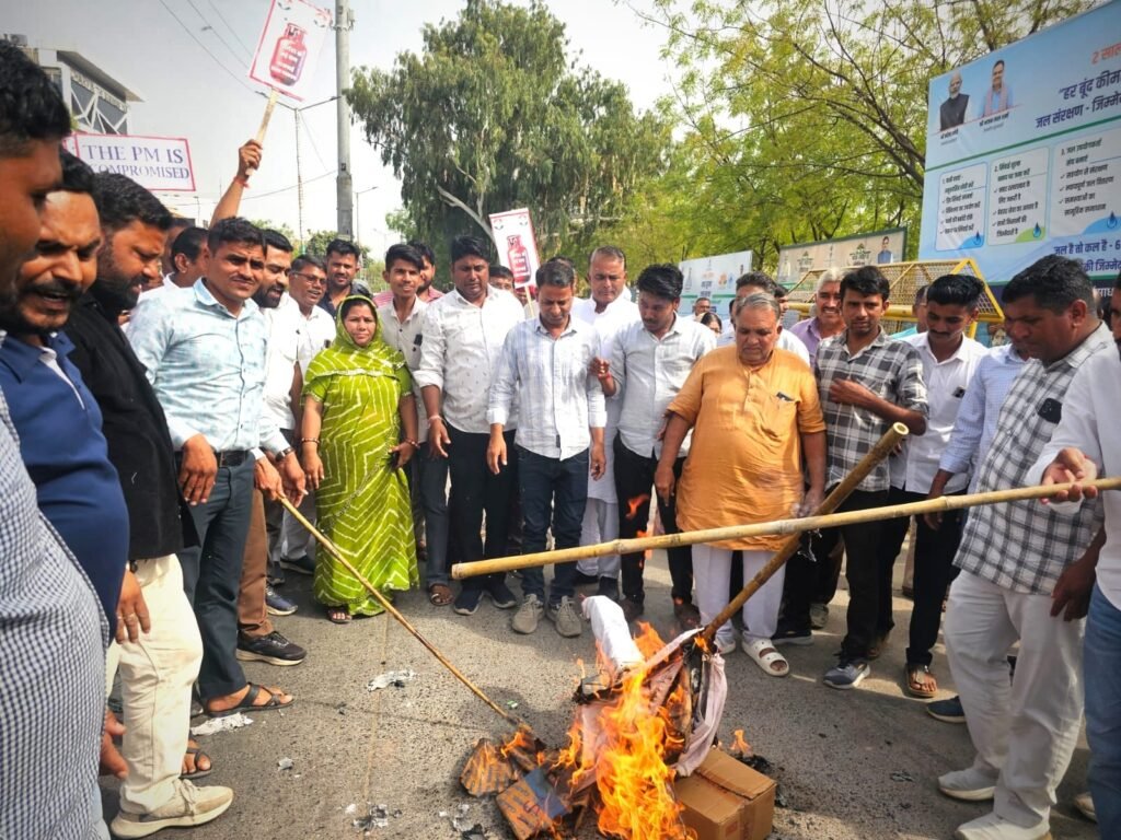 बालोतरा में गैस सिलेंडर की बढ़ती कीमतों के खिलाफ कांग्रेस का जोरदार प्रदर्शन, कलेक्ट्रेट के बाहर नारेबाजी कर फूंका प्रधानमंत्री का पुतला 1002168207