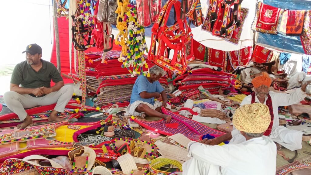 ध्वजारोहण के साथ विधिवत शुरू हुआ श्री मल्लीनाथ पशु मेला तिलवाड़ा, विधिवत पूजा-अर्चना कर उद्योग एवं वाणिज्य राज्यमंत्री कृष्ण कुमार विश्नोई ने किया ध्वजारोह 5 ध्वजारोहण के साथ विधिवत शुरू हुआ श्री मल्लीनाथ पशु मेला तिलवाड़ा, विधिवत पूजा-अर्चना कर उद्योग एवं वाणिज्य राज्यमंत्री कृष्ण कुमार विश्नोई ने किया ध्वजारोह 1002170678