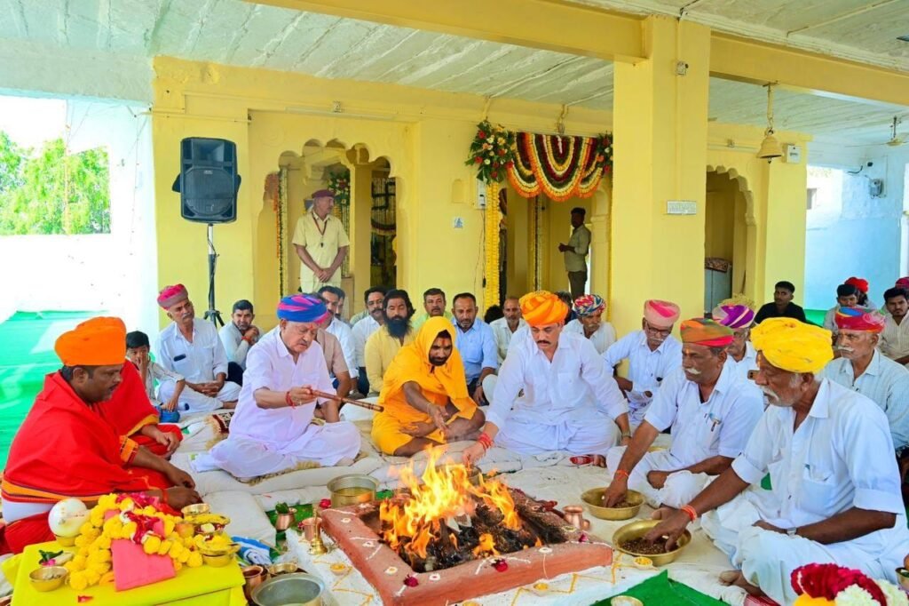 तिलवाड़ा में विश्वविख्यात ऐतिहासिक श्री रावल मल्लीनाथ जी पशु मेले का भव्य शुभारंभ 2 तिलवाड़ा में विश्वविख्यात ऐतिहासिक श्री रावल मल्लीनाथ जी पशु मेले का भव्य शुभारंभ 1002170998 1