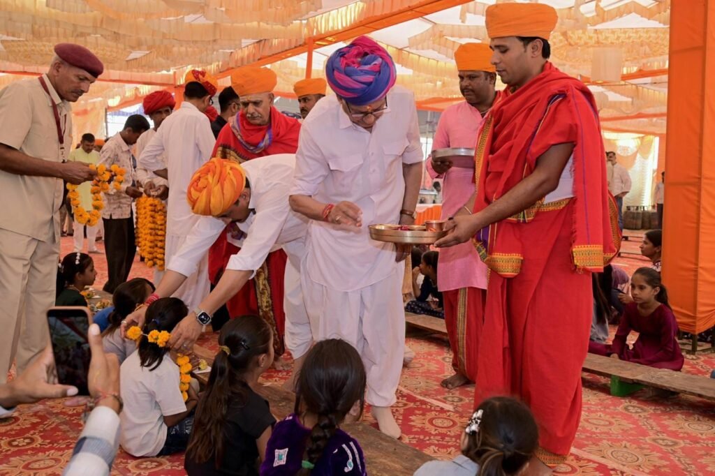तिलवाड़ा में विश्वविख्यात ऐतिहासिक श्री रावल मल्लीनाथ जी पशु मेले का भव्य शुभारंभ 3 तिलवाड़ा में विश्वविख्यात ऐतिहासिक श्री रावल मल्लीनाथ जी पशु मेले का भव्य शुभारंभ 1002171004