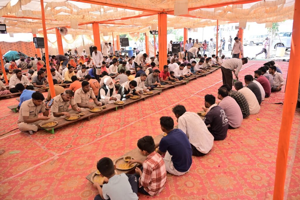 निःशुल्क भोजनशाला का समापन सेवा, समर्पण एवं आस्था का भव्य उदाहरण 1002190218