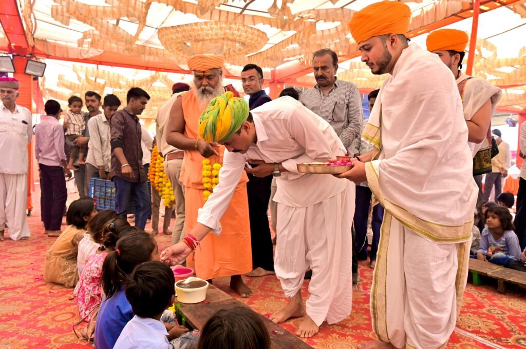 निःशुल्क भोजनशाला का समापन सेवा, समर्पण एवं आस्था का भव्य उदाहरण 1002190224