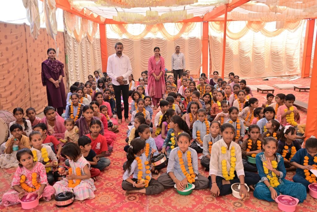 निःशुल्क भोजनशाला का समापन सेवा, समर्पण एवं आस्था का भव्य उदाहरण 1002190240