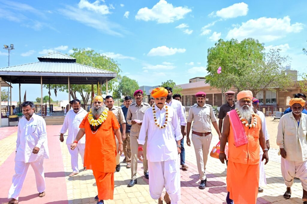 भव्य देव दर्शन यात्रा — भक्ति, आस्था, सेवा एवं अपनत्व का दिव्य संगम 6 भव्य देव दर्शन यात्रा — भक्ति, आस्था, सेवा एवं अपनत्व का दिव्य संगम 1002213766