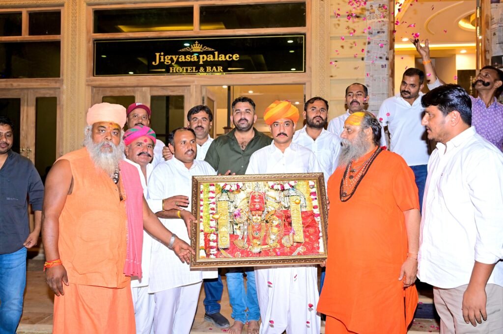 भव्य देव दर्शन यात्रा — भक्ति, आस्था, सेवा एवं अपनत्व का दिव्य संगम 5 भव्य देव दर्शन यात्रा — भक्ति, आस्था, सेवा एवं अपनत्व का दिव्य संगम 1002213773