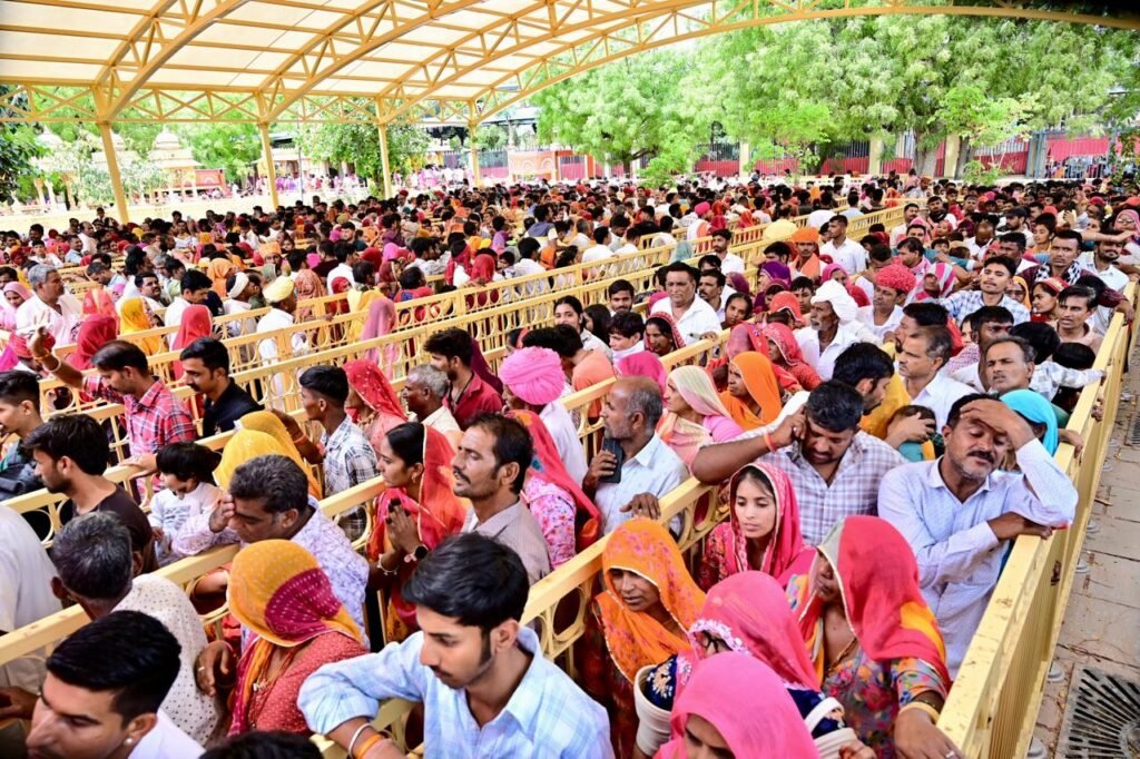 चैत्र शुक्ल पक्ष त्रयोदशी पर जसोलधाम में उमड़ा अपार श्रद्धा का महासागर, दिनभर गूंजा “जय माँ जसोल” का जयघोष 4 चैत्र शुक्ल पक्ष त्रयोदशी पर जसोलधाम में उमड़ा अपार श्रद्धा का महासागर, दिनभर गूंजा “जय माँ जसोल” का जयघोष 1002234140