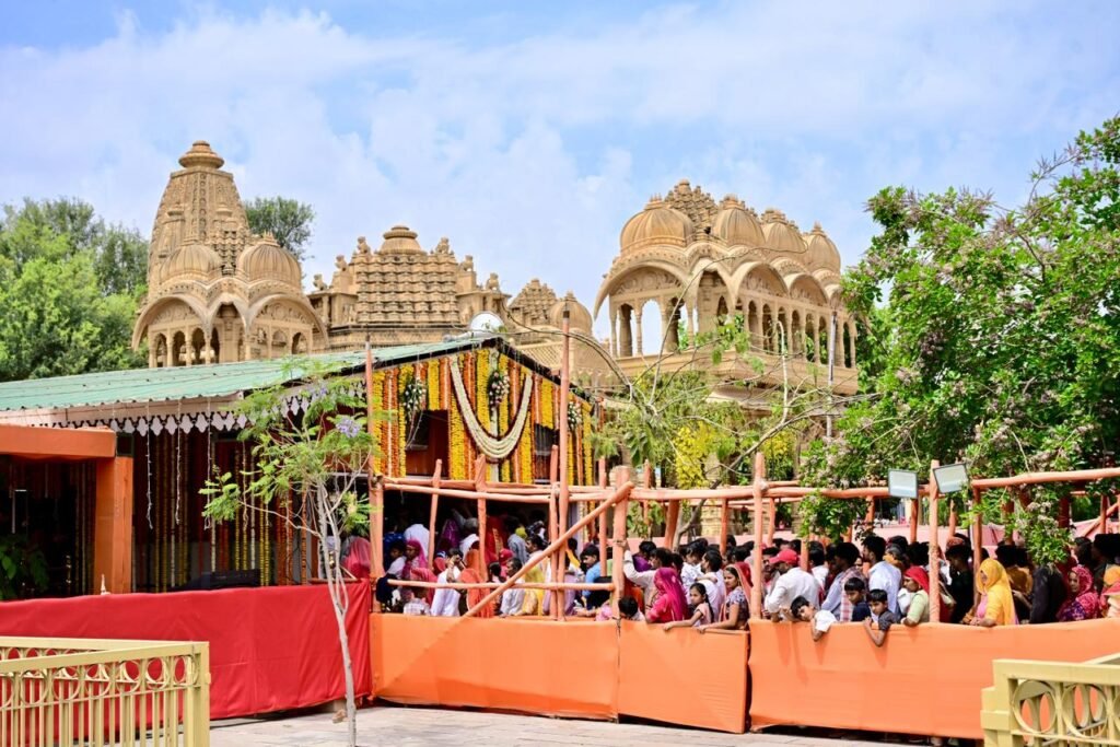 चैत्र शुक्ल पक्ष त्रयोदशी पर जसोलधाम में उमड़ा अपार श्रद्धा का महासागर, दिनभर गूंजा “जय माँ जसोल” का जयघोष 2 चैत्र शुक्ल पक्ष त्रयोदशी पर जसोलधाम में उमड़ा अपार श्रद्धा का महासागर, दिनभर गूंजा “जय माँ जसोल” का जयघोष 1002234143